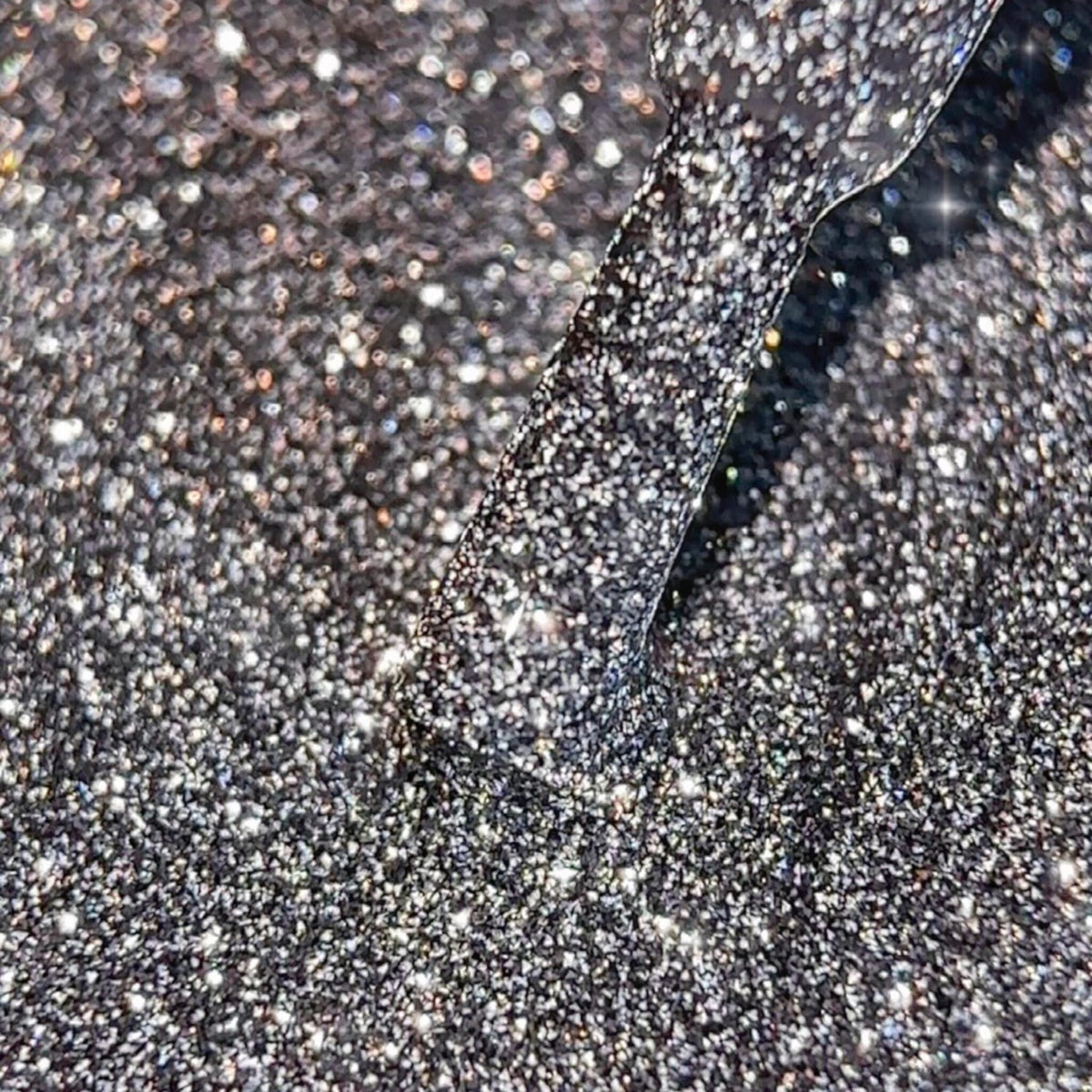 BIBLIOTEKA Esmalte reflectante Nº 02 Silver Mist — Gris plateado, 10 ml