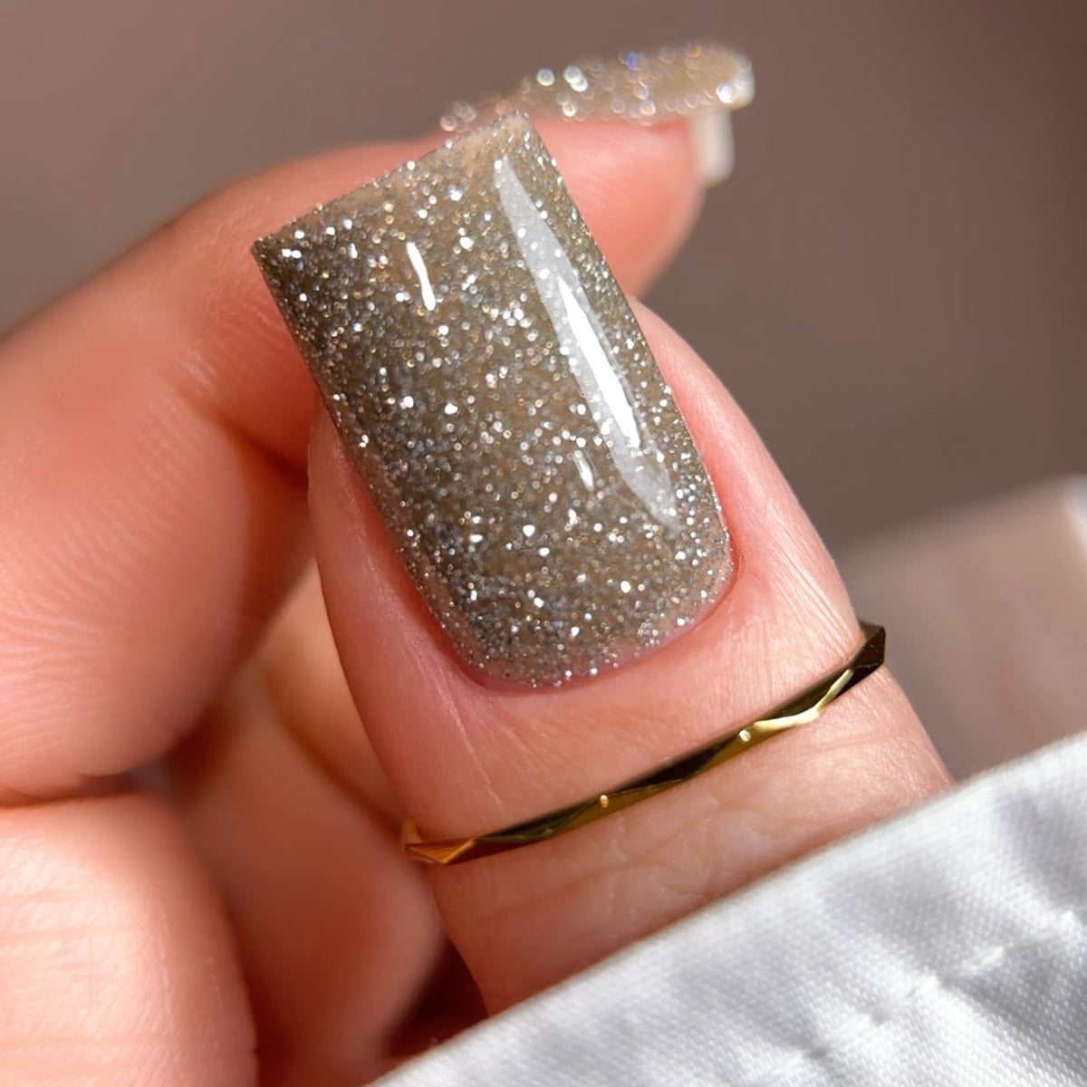 BIBLIOTEKA Esmalte reflectante Nº 05 Skin Glow — Oro frío, 10 ml