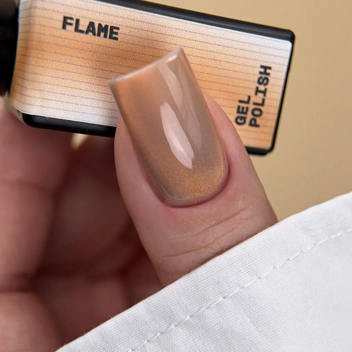 BIBLIOTEKA Esmalte Cat Eye Nº 11 Flame — Cobre anaranjado, 10 ml