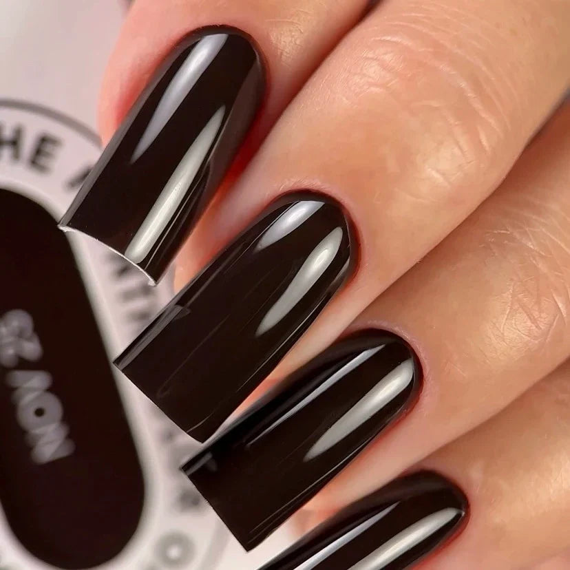 NAILSOFTHEDAY Color of the Month Noviembre 2025 — Deep Brown: tono marrón profundo con matiz de chocolate, cubre en una sola capa, 10 ml.