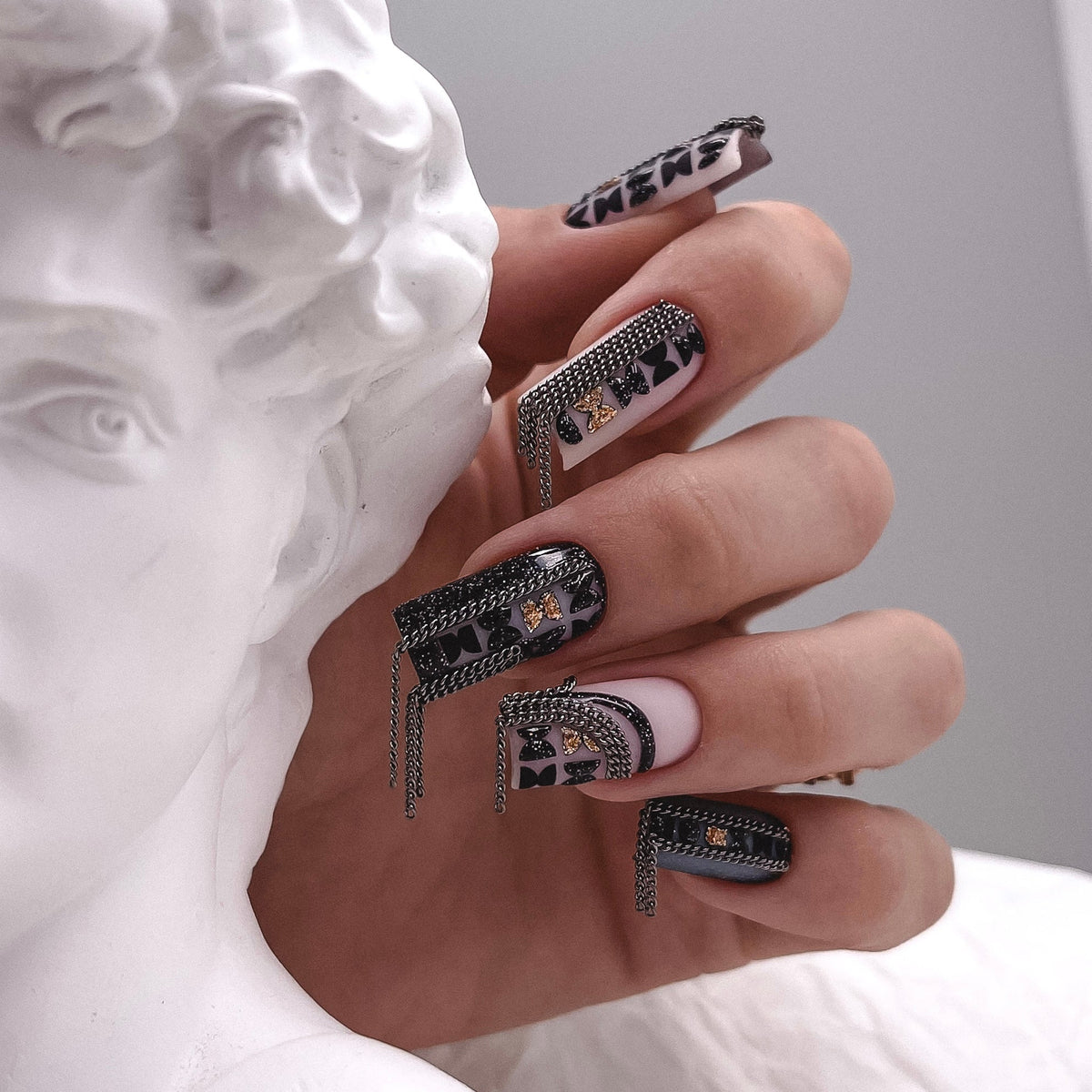 NAILSOFTHENIGHT Manhattan gel polish - esmalte semipermanente reflectante negro con brillo holográfico para uñas, 10 ml