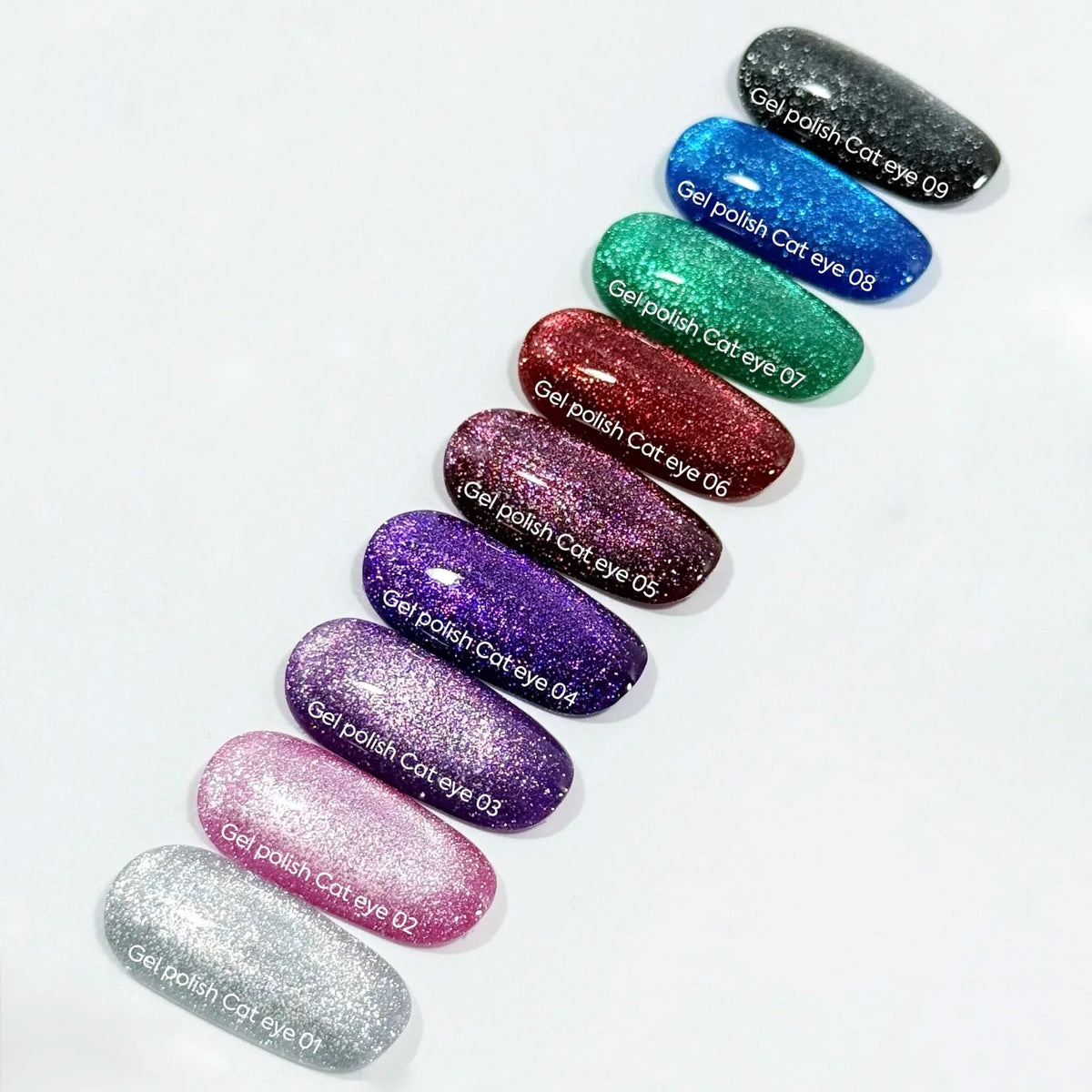 NAILSOFTHEDAY Gel Polish Cat Eye 03 — esmalte semipermanente lila efecto ojo de gato con partículas metálicas finas y un ligero efecto reflectante. Cobertura total en una sola capa. 6 ml.