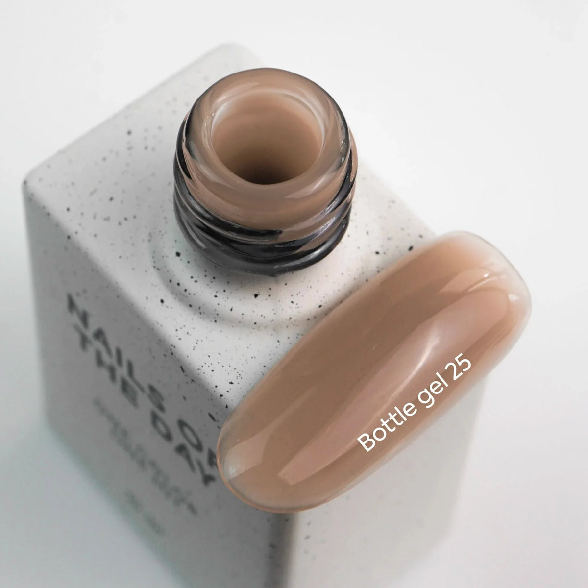 NAILSOFTHEDAY Bottle Gel 25 — gel beige frío para el refuerzo de uñas, 10 ml.