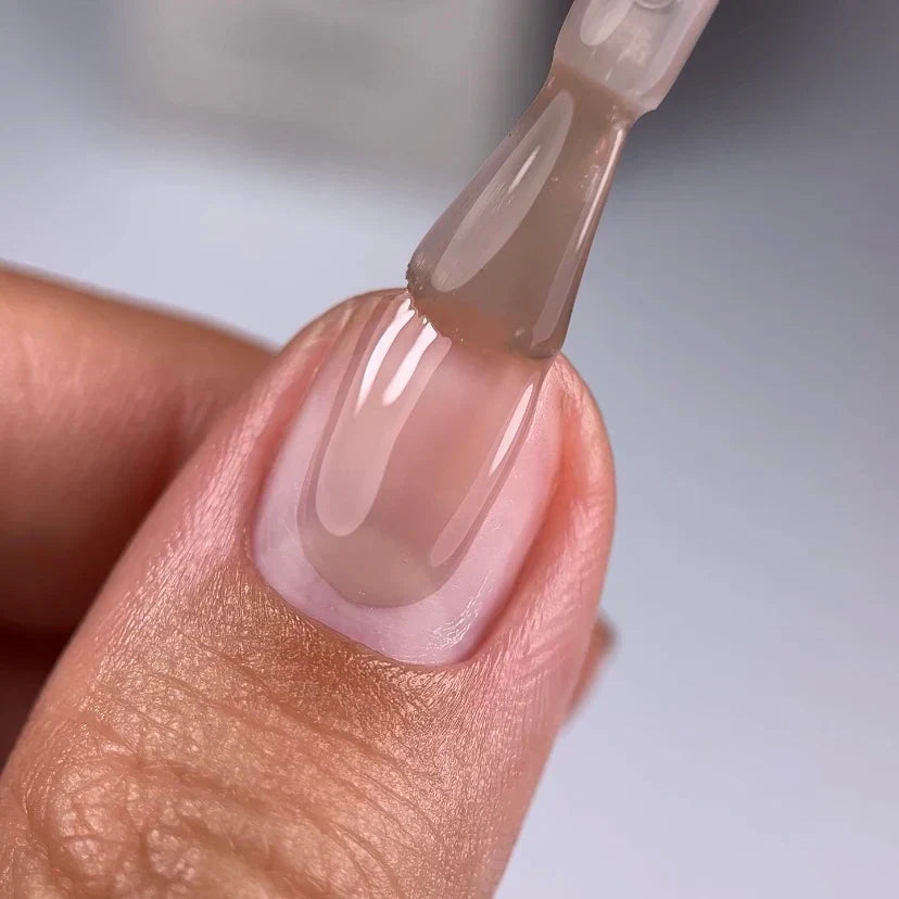 NAILSOFTHEDAY Cover Base 43 Light Pigment – base para uñas beige semitransparente con pigmentación ligera, 10 ml