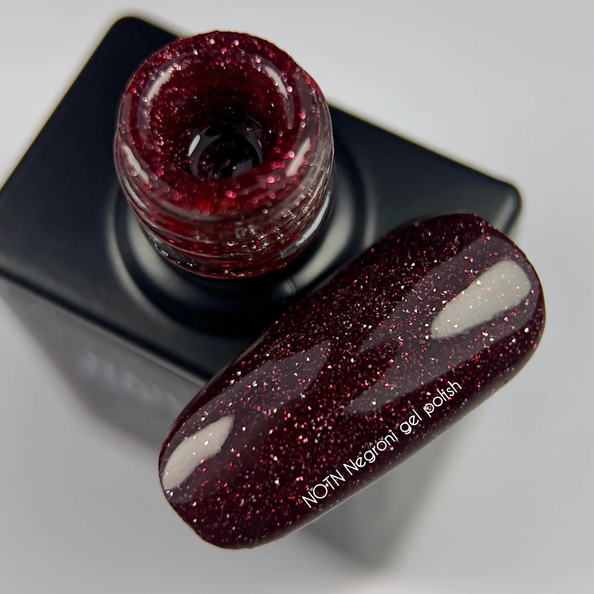 NAILSOFTHENIGHT Negroni gel polish — esmalte semipermanente reflectante de color burdeos oscuro, 10 ml