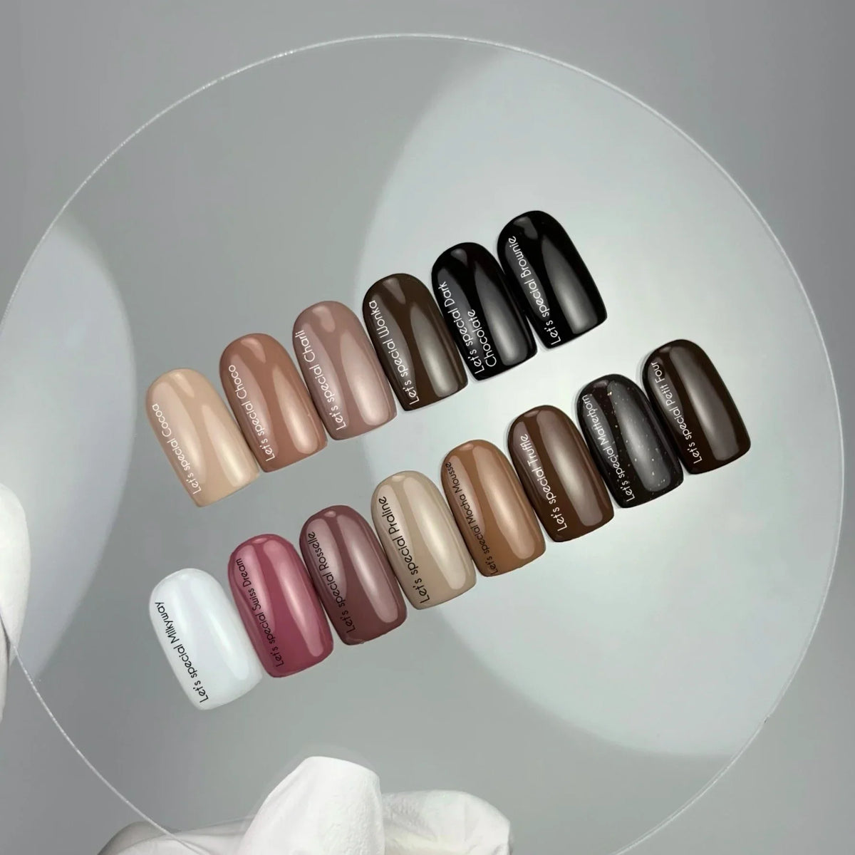 NAILSOFTHEDAY Let’s Special Mocha Mousse — esmalte semipermanente en un tono beige caramelo cálido, que cubre perfectamente en una sola capa, 10 ml.