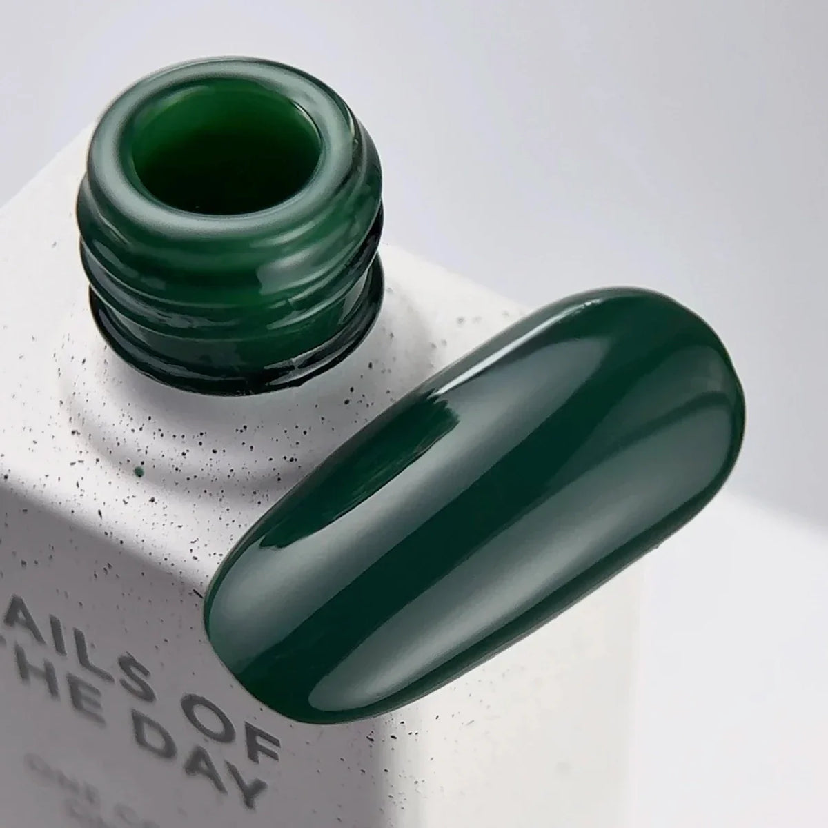NAILSOFTHEDAY Color del Mes Septiembre 2025 Everroot -
Un verde profundo e intenso con cobertura total en una sola capa, 10 ml.