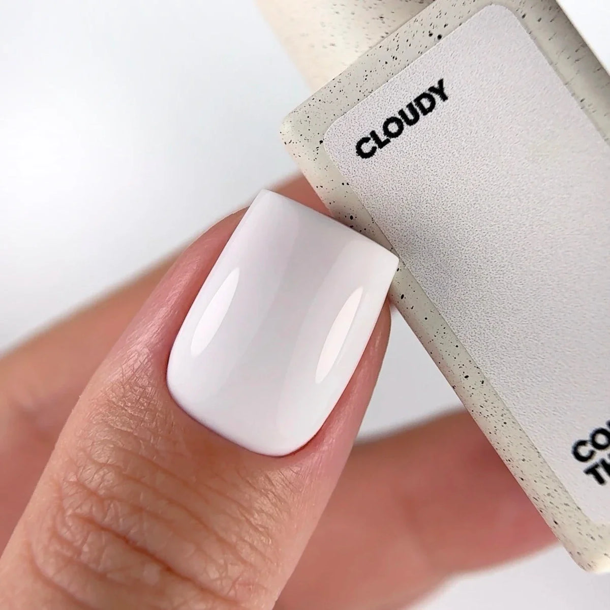 NAILSOFTHEDAY Color del Mes Abril 2026 — Cloudy Blanco lechoso con un delicado velo rosado, cobertura en una capa, 10 ml