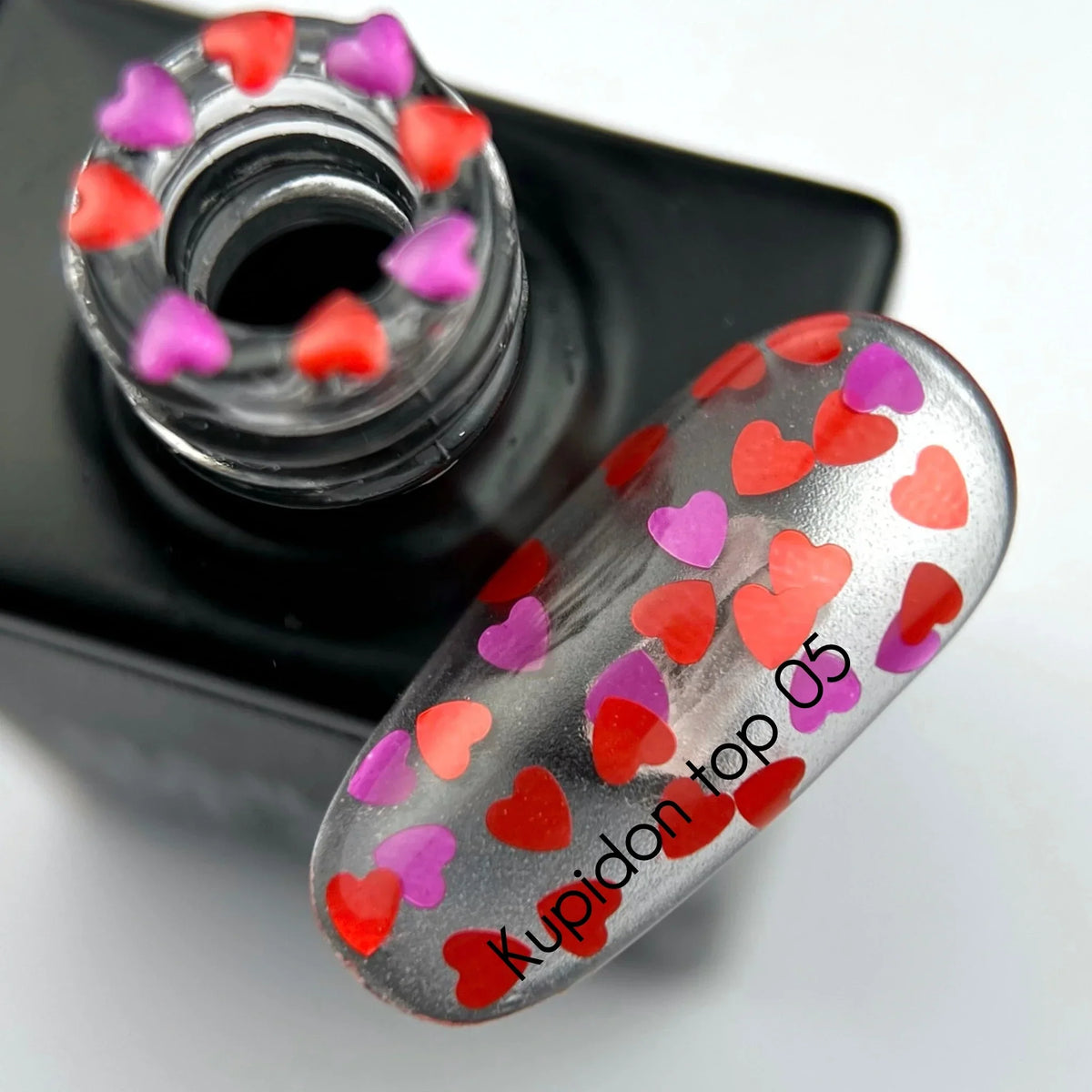 NAILSOFTHEDAY Kupidon Top 05 — top coat con corazones rojo intenso y frambuesa, sin capa pegajosa, 10 ml.