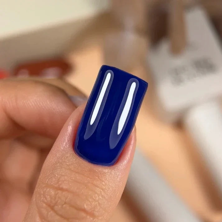 NAILSOFTHEDAY Gel Polish Indigo — esmalte semipermanente azul índigo intenso con cobertura completa en una sola capa. 10 ml.