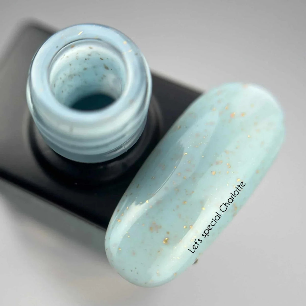 NAILSOFTHEDAY Let’s special Charlotte — esmalte semipermanente menta-azul con brillo dorado, 10 ml