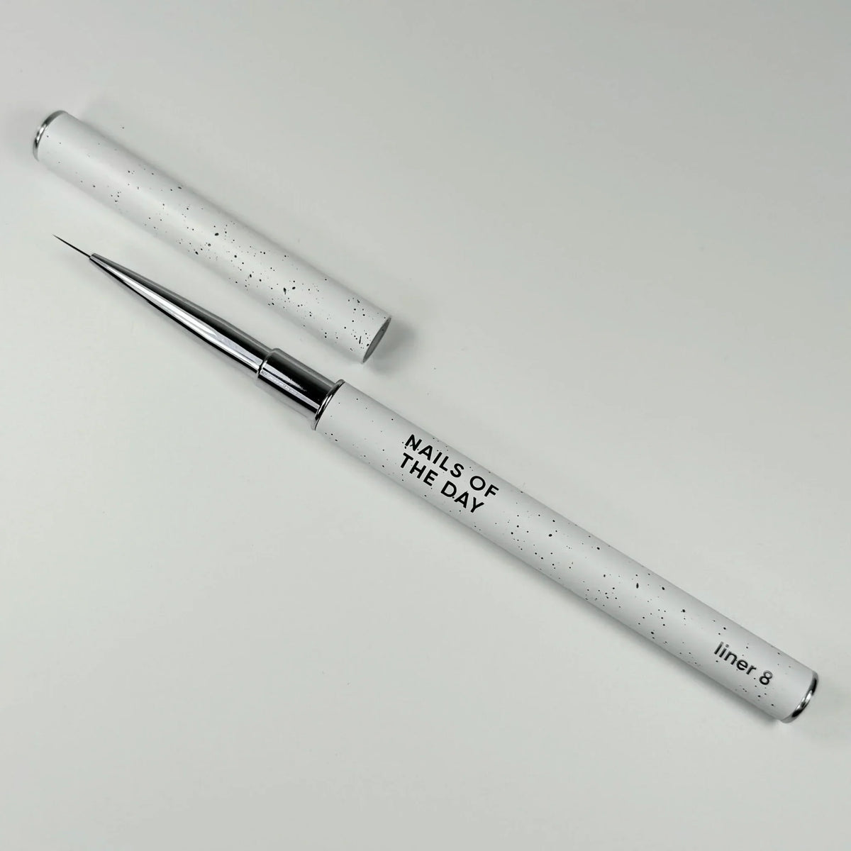NAILSOFTHEDAY Professional Brush Liner — pincel profesional metálico con tapa, diseñado para trazos finos y detalles, liner de 8 mm.
