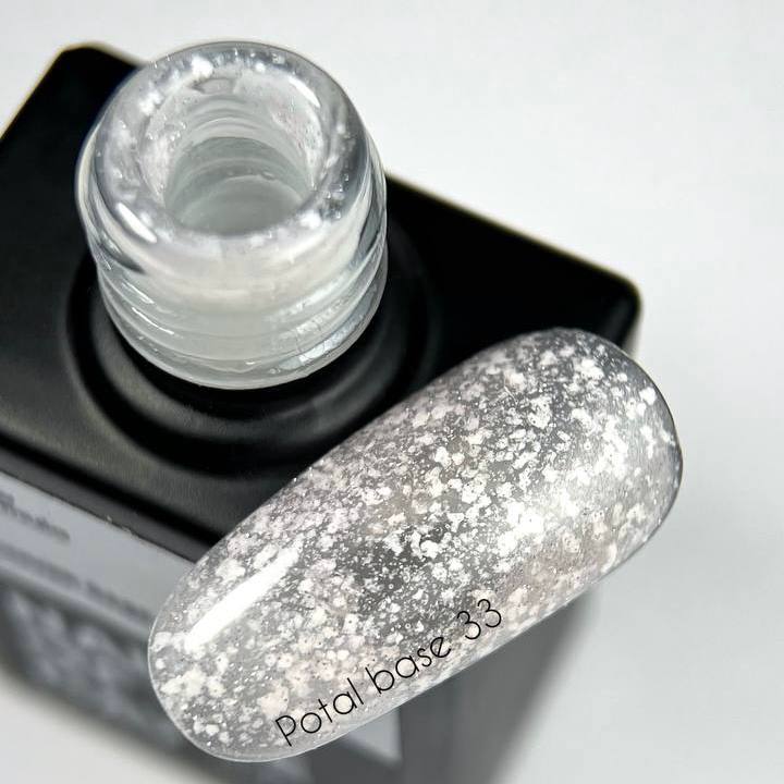 NAILSOFTHEDAY Potal base 33 — base semitransparente con destellos blancos y reflejos plateados finos, 10 ml.
