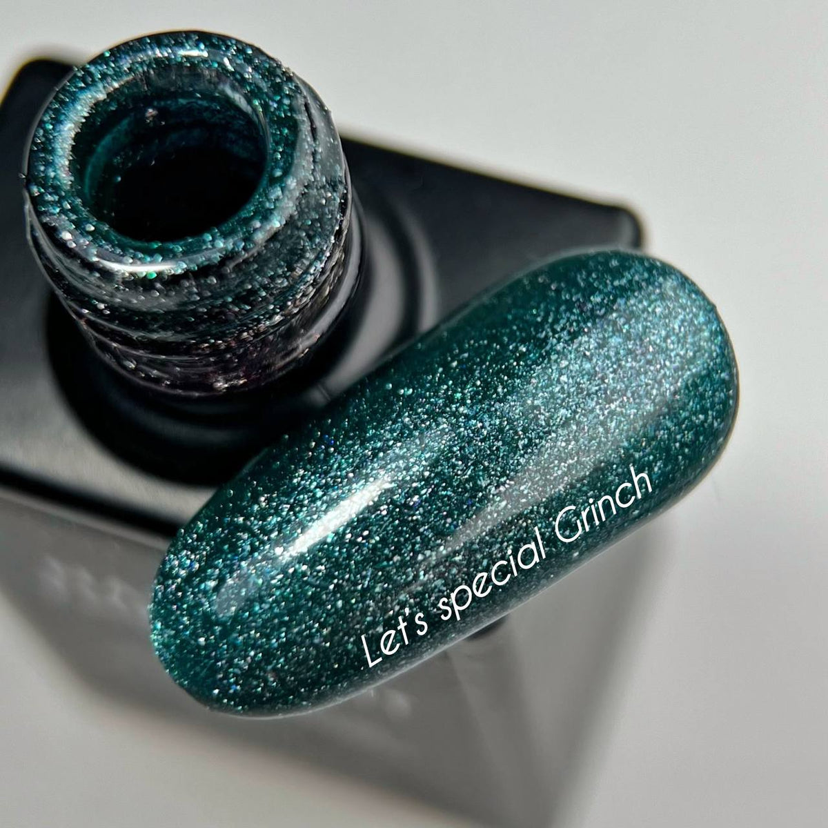NAILSOFTHEDAY Let’s Special Grinch — un esmalte en gel de color verde esmeralda con un fino brillo, que ofrece cobertura completa en una sola capa, 10 ml.