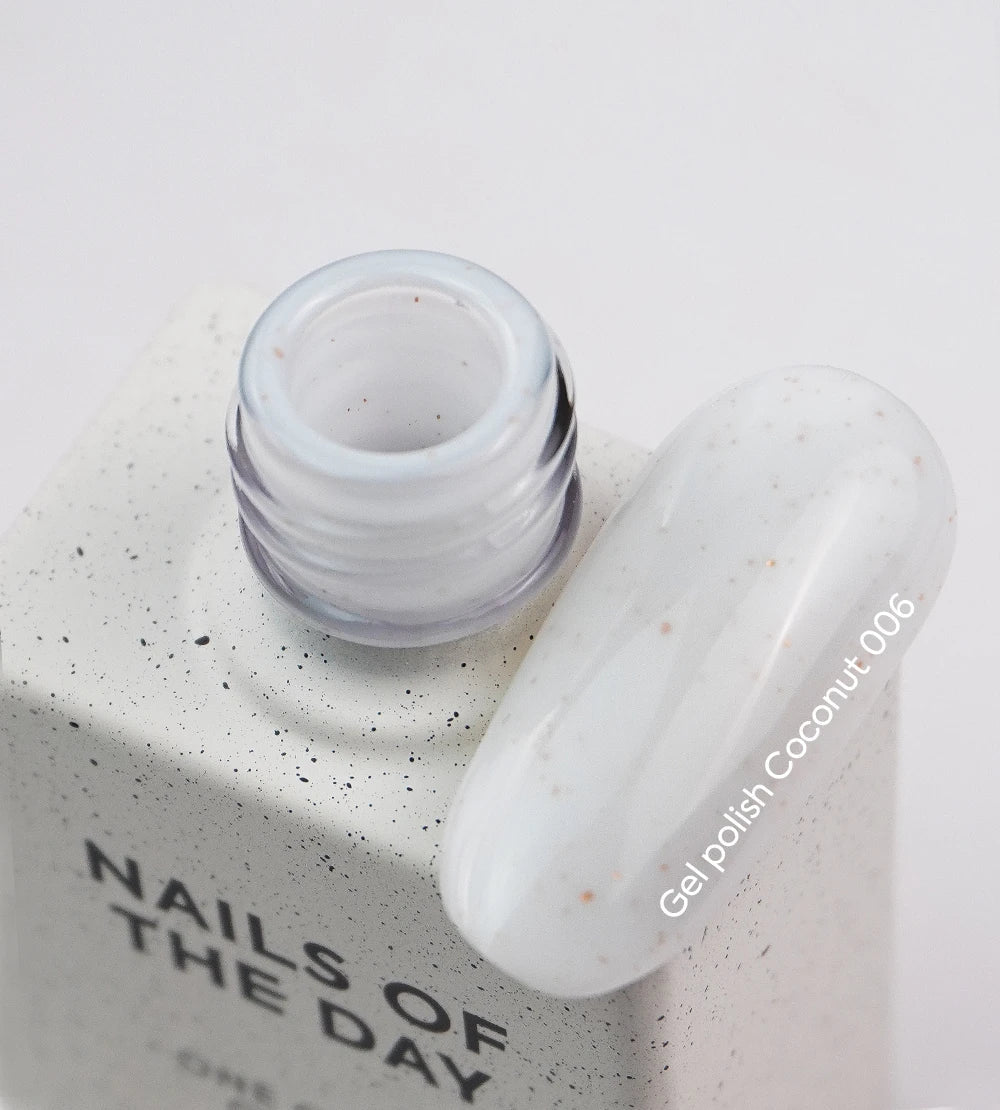 NAILSOFTHEDAY Gel Polish Coconut — esmalte semipermanente blanco lechoso con pan de oro, cubre en una sola capa, 10 ml.