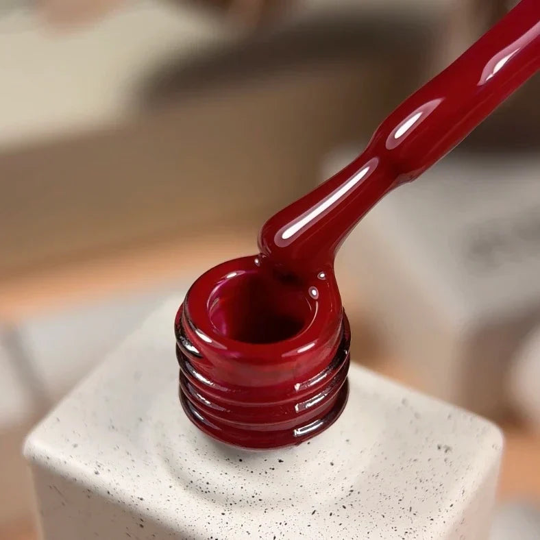 NAILSOFTHEDAY Gel Polish Rich — esmalte semipermanente rojo intenso con cobertura completa en una sola capa. 10 ml.