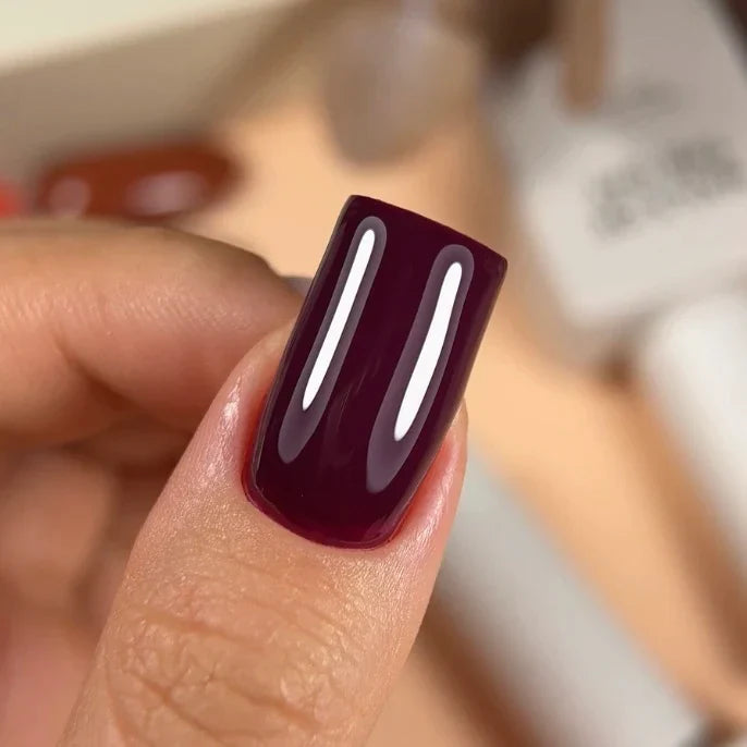 NAILSOFTHEDAY Gel Polish Wine — esmalte semipermanente en tono vino uva con cobertura completa en una sola capa. 10 ml.