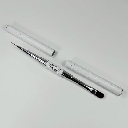 NAILSOFTHEDAY Professional Brush 2-in-1: Liner + Oval — pincel profesional metálico de doble cara con tapas, diseñado para trazos finos y para la aplicación de gel. Liner de 11 mm + óvalo plano de 11 mm.