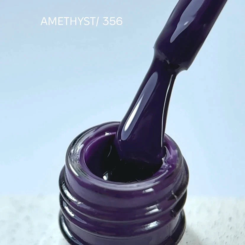 NAILSOFTHEDAY Gel Polish Amethyst — esmalte semipermanente en tono púrpura amatista oscuro con cobertura completa en una sola capa. 10 ml.