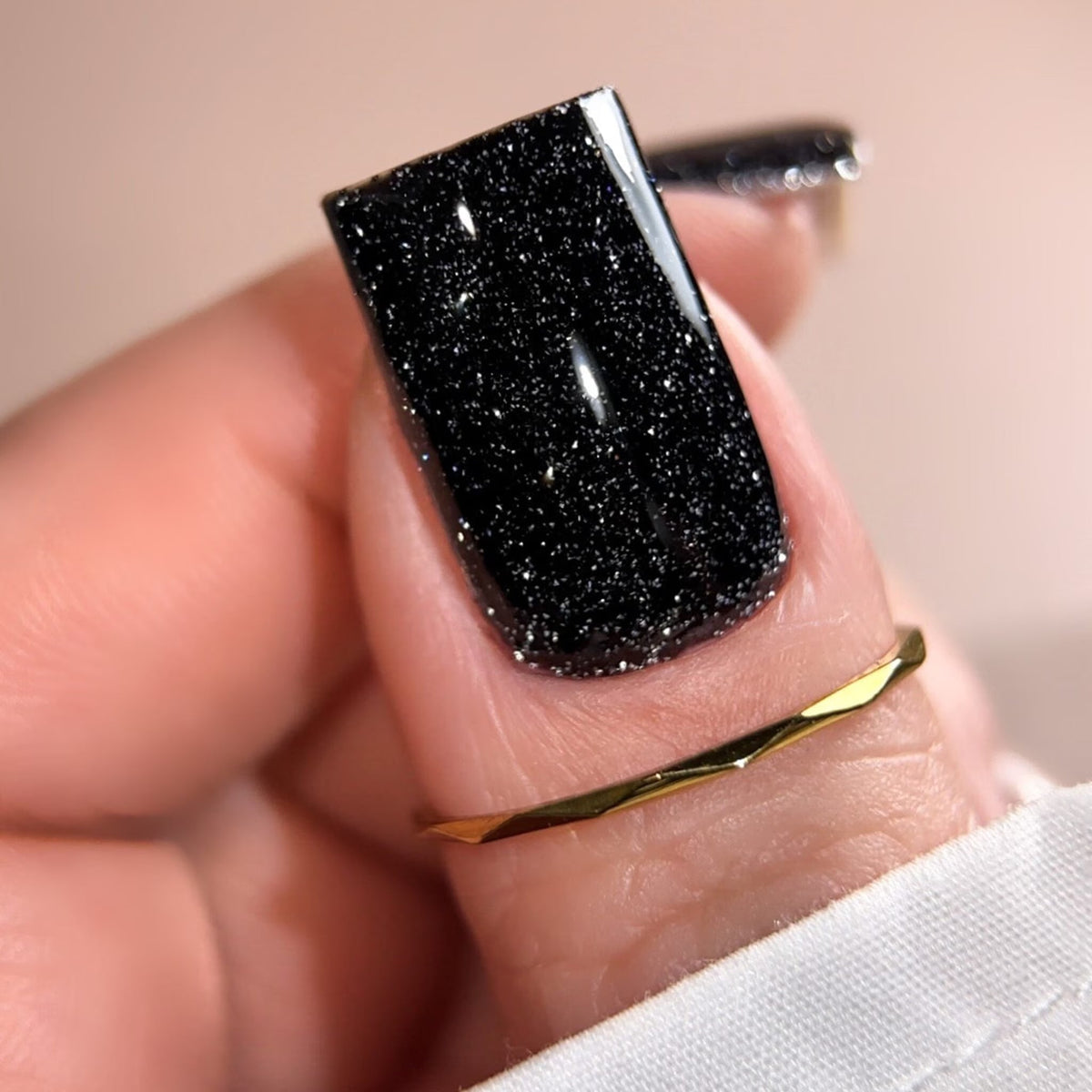 BIBLIOTEKA Esmalte reflectante Nº 01 Blacklight — Negro, 10 ml