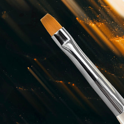 NAILSOFTHENIGHT Nail Art Brush, un pincel cuadrado con un cómodo mango transparente con efecto iridiscente