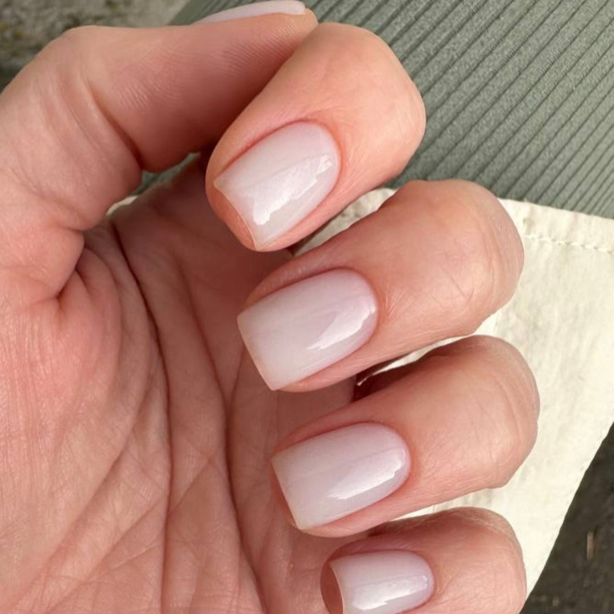 Nailsoftheday Cover Base NEW Formula Milk 01 - base camuflaje semitransparente de tono frío lechoso, 10 ml.