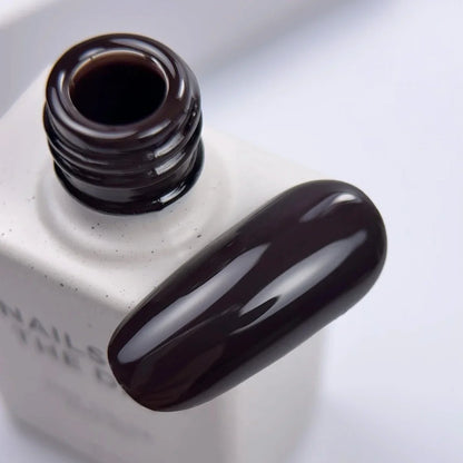 NAILSOFTHEDAY Color of the Month Noviembre 2025 — Deep Brown: tono marrón profundo con matiz de chocolate, cubre en una sola capa, 10 ml.