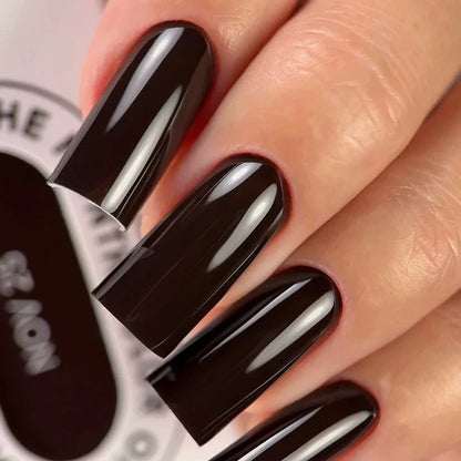 NAILSOFTHEDAY Color of the Month Noviembre 2025 — Deep Brown: tono marrón profundo con matiz de chocolate, cubre en una sola capa, 10 ml.