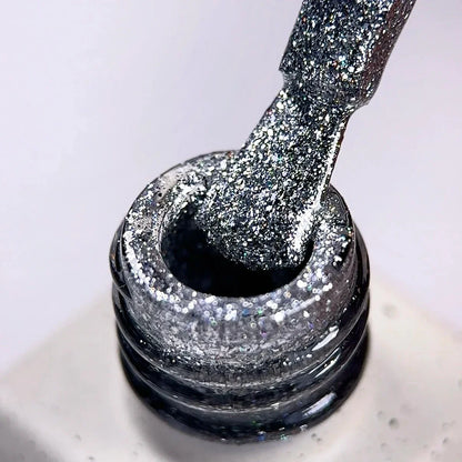 NAILSOFTHEDAY Color of the Month Diciembre 2025 SUPERHUMANS — tono acero con pan de plata, cobertura completa en una sola capa, 6 ml
