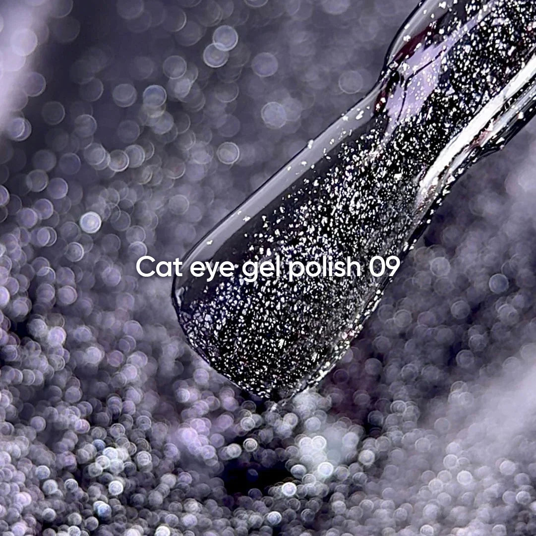 NAILSOFTHEDAY Gel Polish Cat Eye 09 — esmalte semipermanente negro efecto ojo de gato con partículas metálicas finas y un ligero efecto reflectante. Cobertura total en una sola capa. 6 ml.