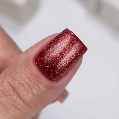 NAILSOFTHEDAY Gel Polish Cat Eye 06 — esmalte semipermanente rojo efecto ojo de gato con partículas metálicas finas y un ligero efecto reflectante. Cobertura total en una sola capa. 6 ml.