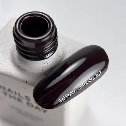 NAILSOFTHEDAY Gel Polish Zinfandel — esmalte semipermanente burdeos oscuro, cobertura en una sola capa, 10 ml