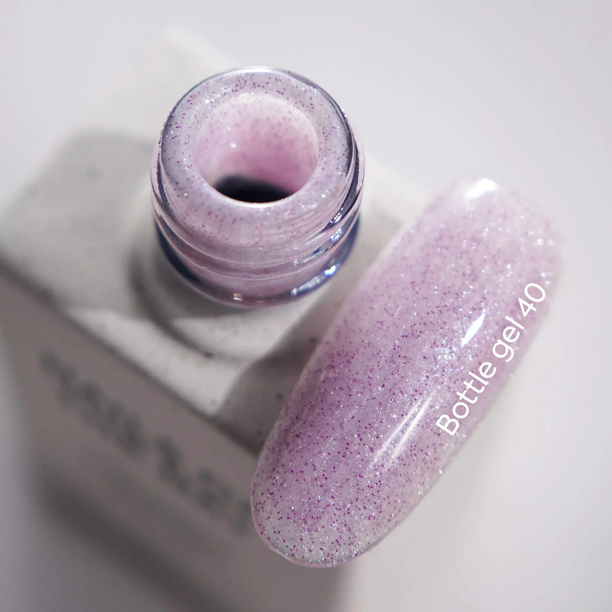 NAILSOFTHEDAY Bottle Gel 40 – gel ultraresistente lila con efecto reflectante para el refuerzo de uñas, 10 ml
