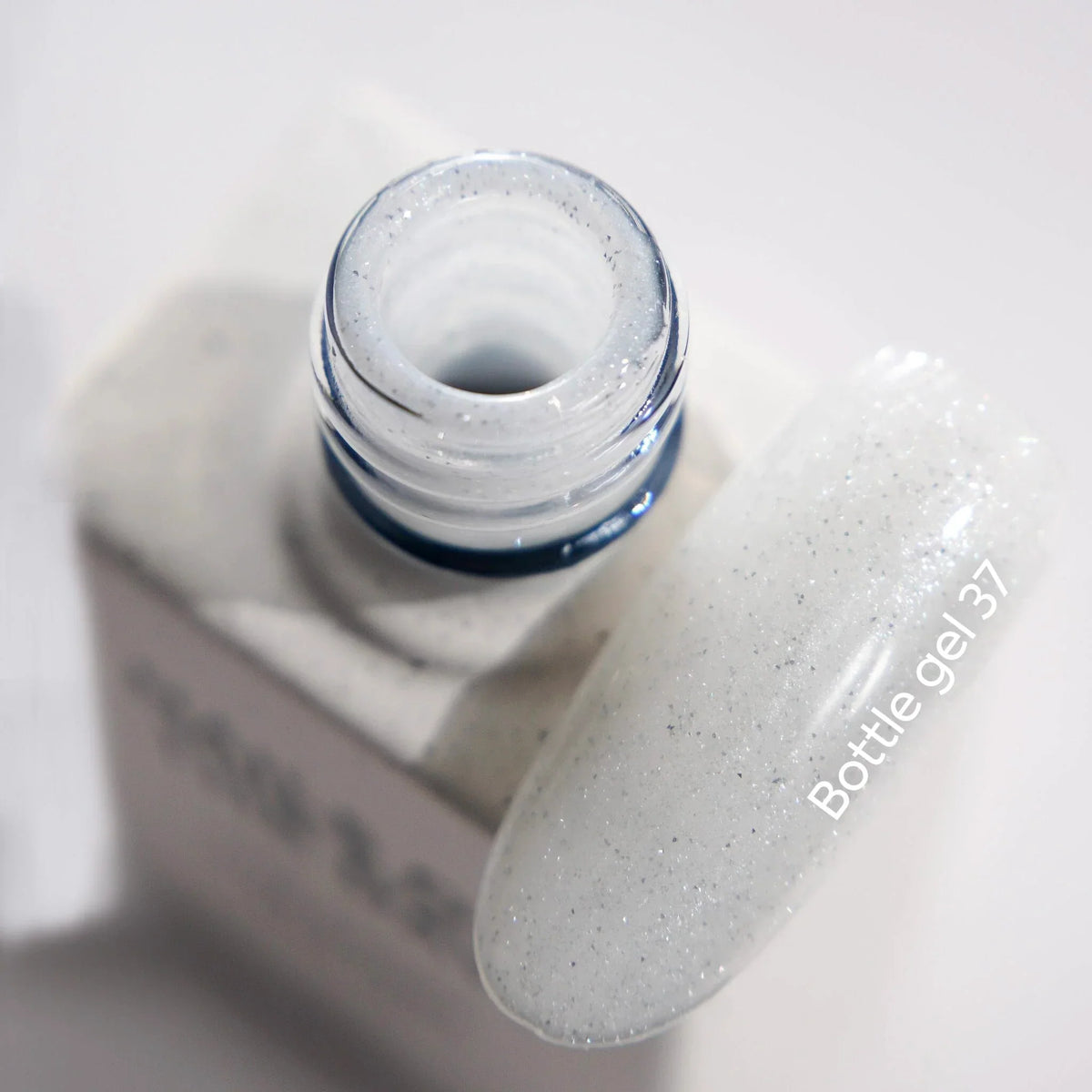 NAILSOFTHEDAY Bottle Gel 37 – gel ultraresistente lechoso con efecto reflectante para el refuerzo de uñas, 10 ml