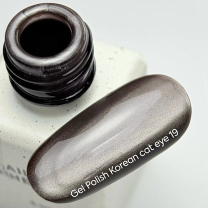 NAILSOFTHEDAY Korean Cat Eye 19 — esmalte efecto ojo de gato marrón oscuro cálido. 6 ml.