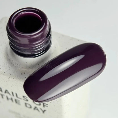 NAILSOFTHEDAY Color del Mes — Enero 2026
Midnight — tono ciruela intenso, cobertura total en una capa, 10 ml