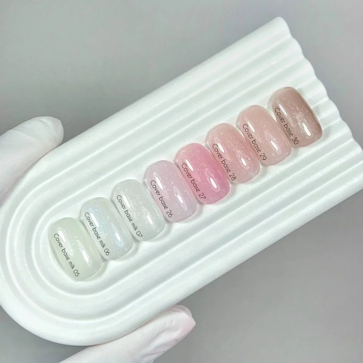 Nailsoftheday Cover base NEW Formula milk 07 — un tono lechoso, semitransparente con brillo dorado que aporta un reflejo cálido dorado, una base de camuflaje para uñas, 10 ml.