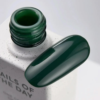 NAILSOFTHEDAY Color del Mes Septiembre 2025 Everroot - 
Un verde profundo e intenso con cobertura total en una sola capa, 10 ml.