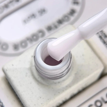 NAILSOFTHEDAY Color del Mes Abril 2026 — Cloudy Blanco lechoso con un delicado velo rosado, cobertura en una capa, 10 ml