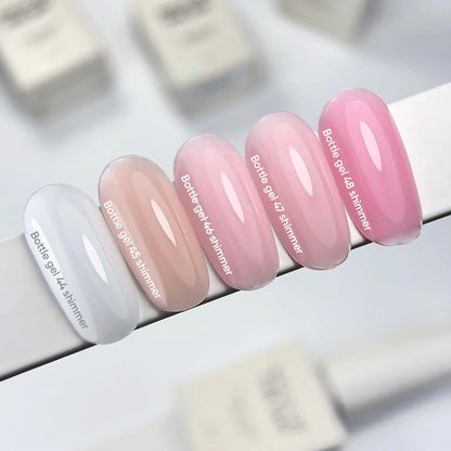 NAILSOFTHEDAY Bottle Gel 45 Shimmer — gel ultrarresistente beige lechoso con shimmer plateado para reforzar las uñas, 10 ml