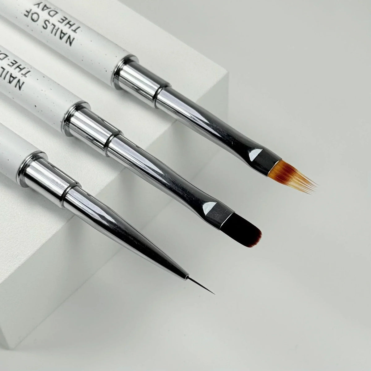 NAILSOFTHEDAY Professional Brush Liner — pincel profesional metálico con tapa, diseñado para trazos finos y detalles, liner de 8 mm.