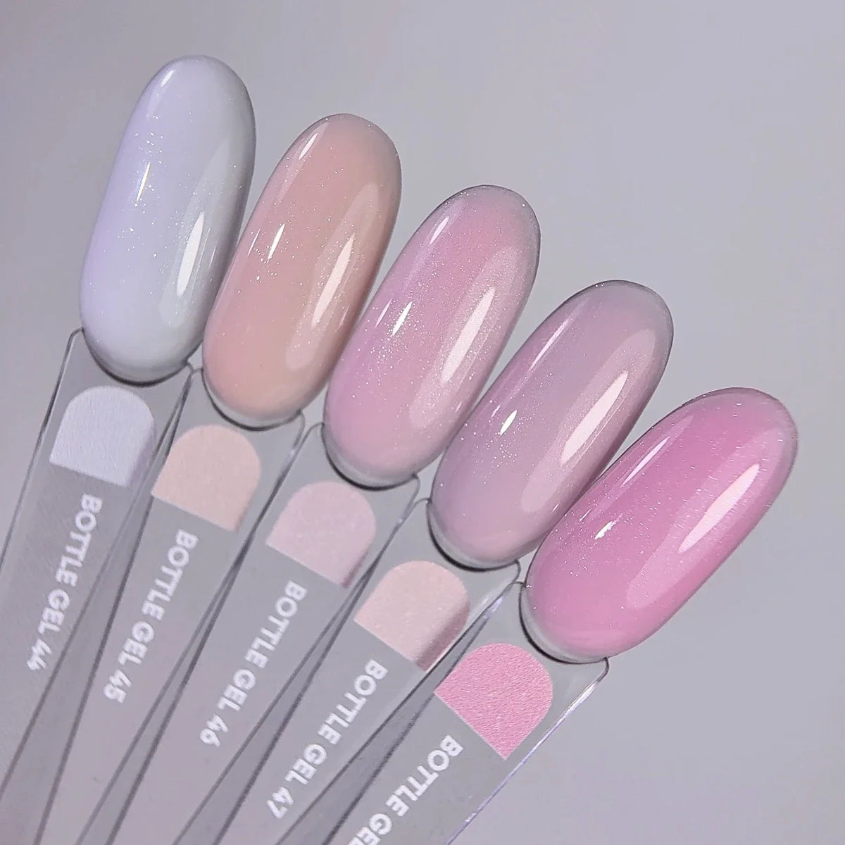 NAILSOFTHEDAY Bottle Gel 45 Shimmer — gel ultrarresistente beige lechoso con shimmer plateado para reforzar las uñas, 10 ml