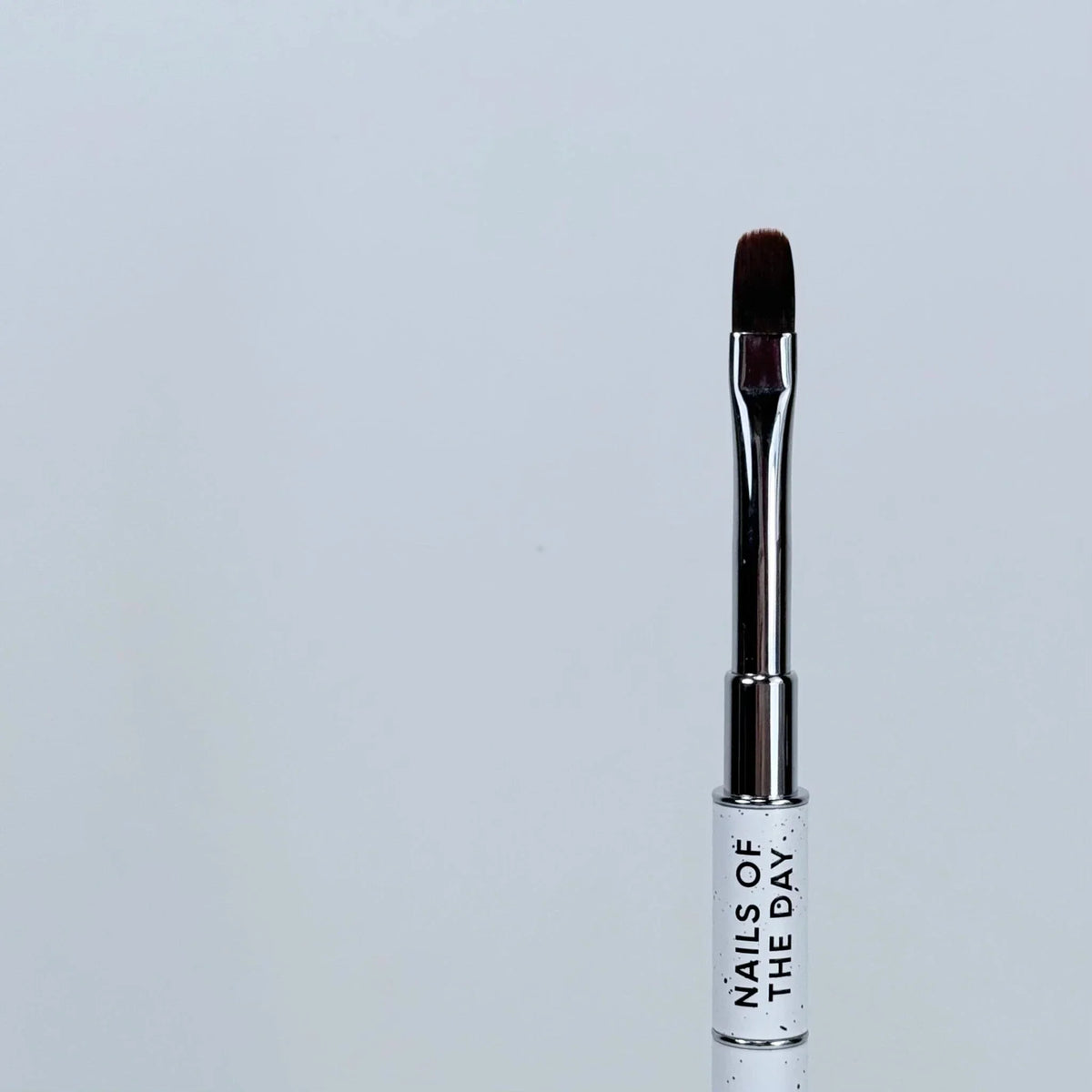 NAILSOFTHEDAY Professional Brush 2-in-1: Liner + Oval — pincel profesional metálico de doble cara con tapas, diseñado para trazos finos y para la aplicación de gel. Liner de 11 mm + óvalo plano de 11 mm.