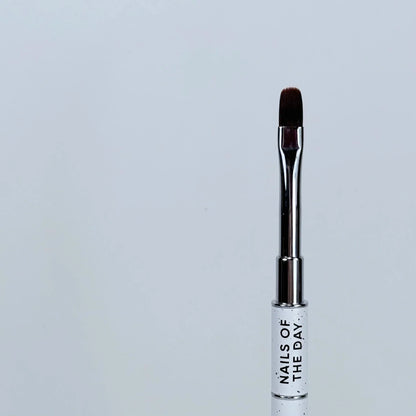 NAILSOFTHEDAY Professional Brush 2-in-1: Liner + Oval — pincel profesional metálico de doble cara con tapas, diseñado para trazos finos y para la aplicación de gel. Liner de 11 mm + óvalo plano de 11 mm.