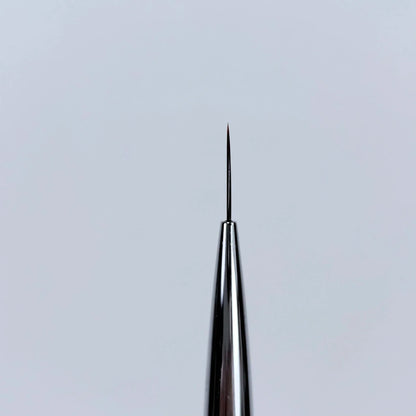 NAILSOFTHEDAY Professional Brush 2-in-1: Liner + Oval — pincel profesional metálico de doble cara con tapas, diseñado para trazos finos y para la aplicación de gel. Liner de 11 mm + óvalo plano de 11 mm.