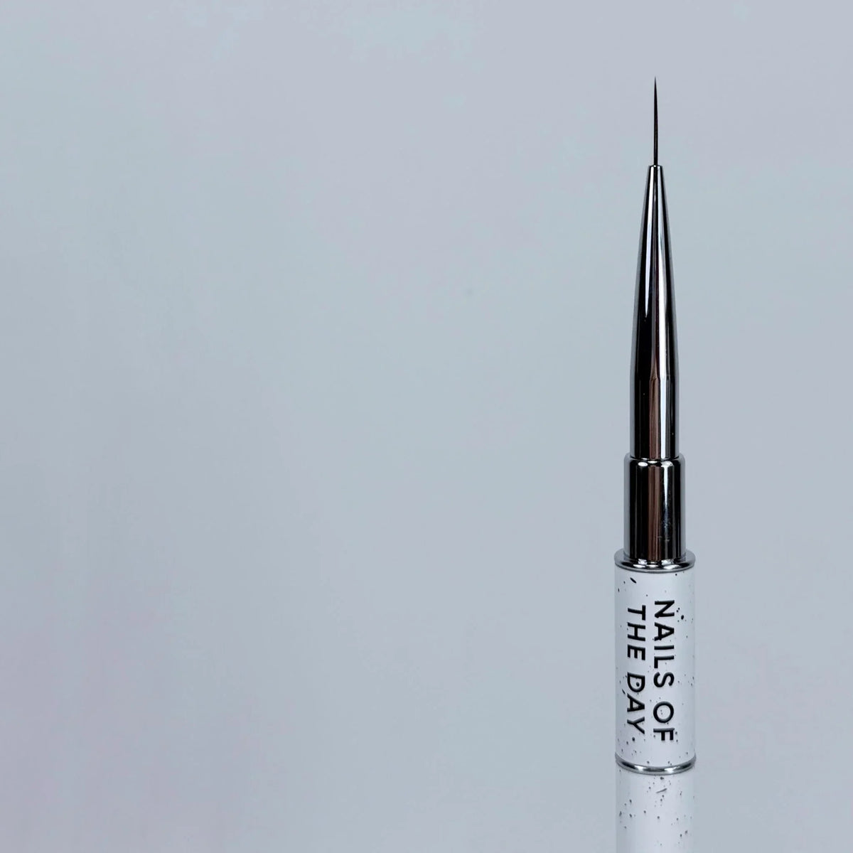 NAILSOFTHEDAY Professional Brush 2-in-1: Liner + Oval — pincel profesional metálico de doble cara con tapas, diseñado para trazos finos y para la aplicación de gel. Liner de 11 mm + óvalo plano de 11 mm.