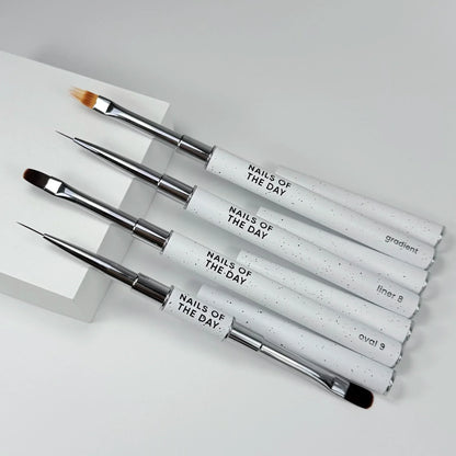 NAILSOFTHEDAY Professional Brush 2-in-1: Liner + Oval — pincel profesional metálico de doble cara con tapas, diseñado para trazos finos y para la aplicación de gel. Liner de 11 mm + óvalo plano de 11 mm.