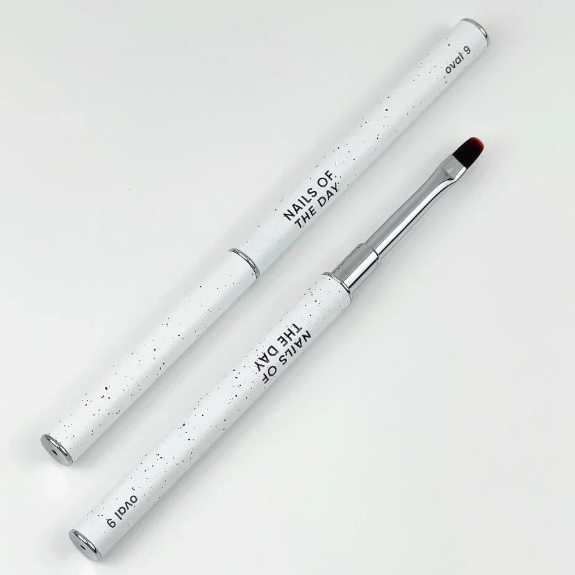 NAILSOFTHEDAY Professional Brush Oval — pincel profesional metálico con tapa, diseñado para la aplicación de gel, forma ovalada plana, 9 mm.