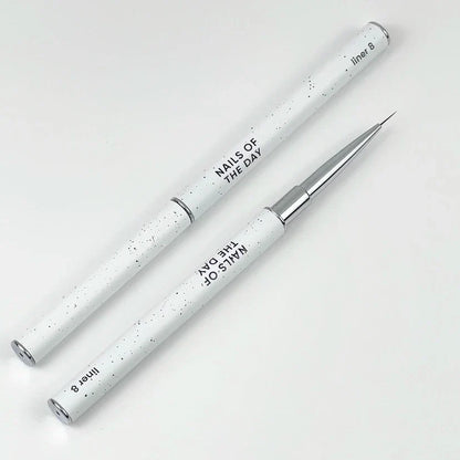 NAILSOFTHEDAY Professional Brush Liner — pincel profesional metálico con tapa, diseñado para trazos finos y detalles, liner de 8 mm.