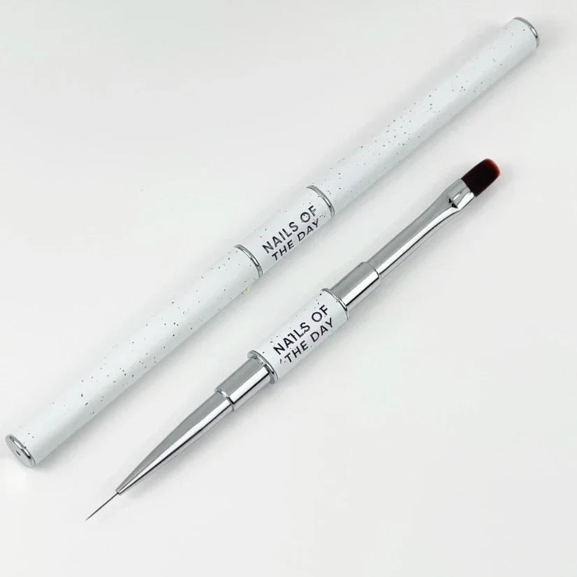 NAILSOFTHEDAY Professional Brush 2-in-1: Liner + Oval — pincel profesional metálico de doble cara con tapas, diseñado para trazos finos y para la aplicación de gel. Liner de 11 mm + óvalo plano de 11 mm.